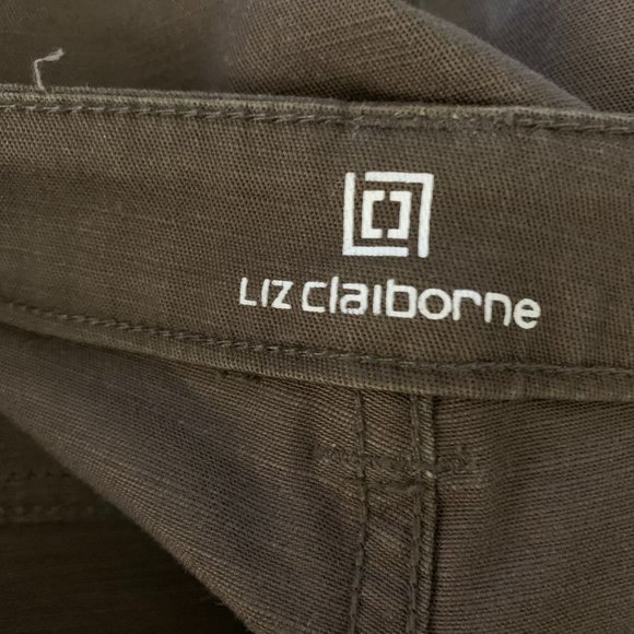 Liz Claiborne Mid Rise Capri Pants 8 Brown Pockets Belt Loops Cuffed Stretch - Picture 5 of 5
